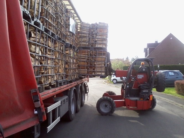 vrachtwagen voor levering van brandhout sotransbois