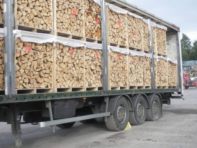 vrachtwagen met brandhout op pallets
