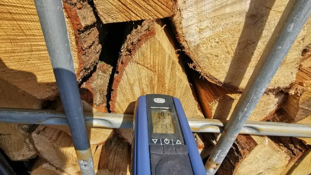Test humidimètre sur bûche de chêne sec