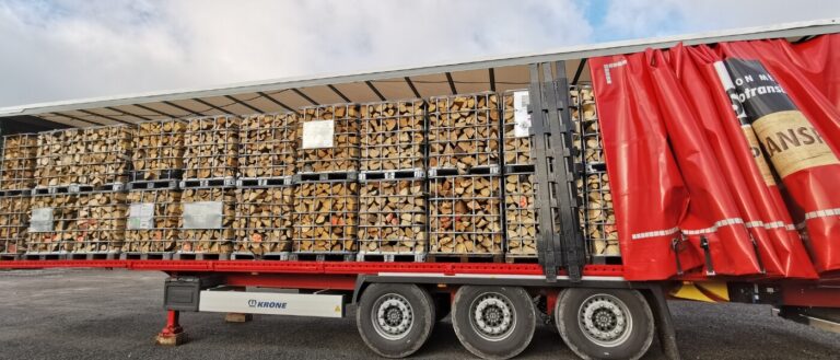 vrachtwagen met brandhout in een doos