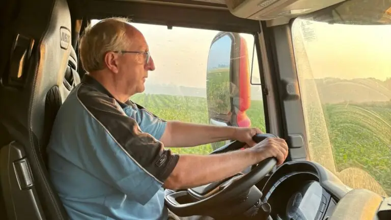Vrachtwagenchauffeur met grote zakken