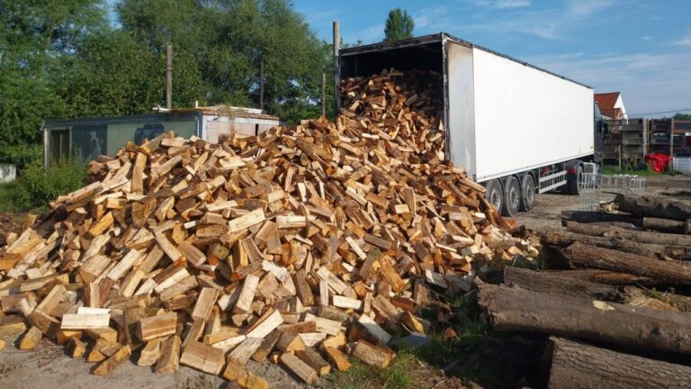 levering van brandhout per volle vrachtwagen met bewegende vloer