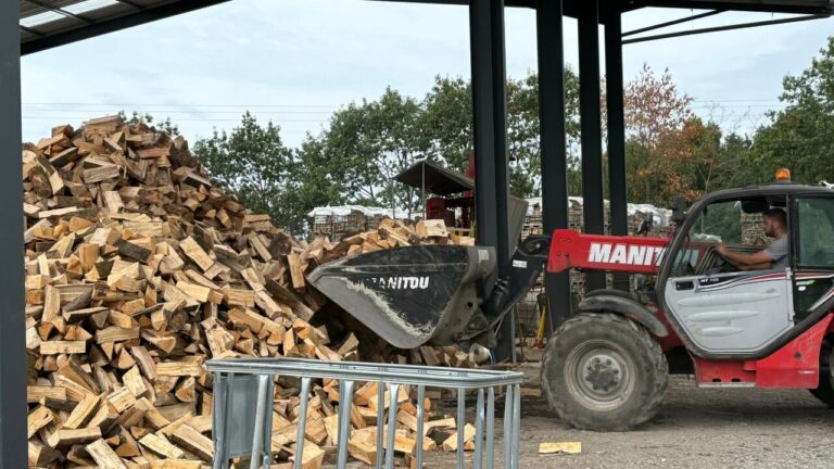 voorraad brandhout in bulk in emmers van 30 cm