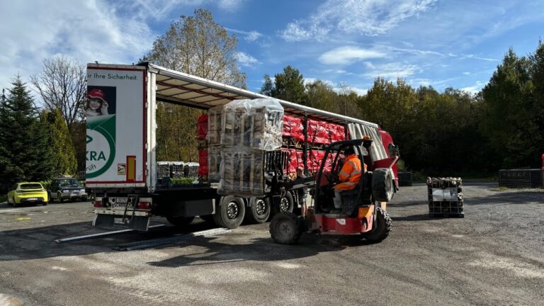 laden van kleine houten pallets (1,20 m3)